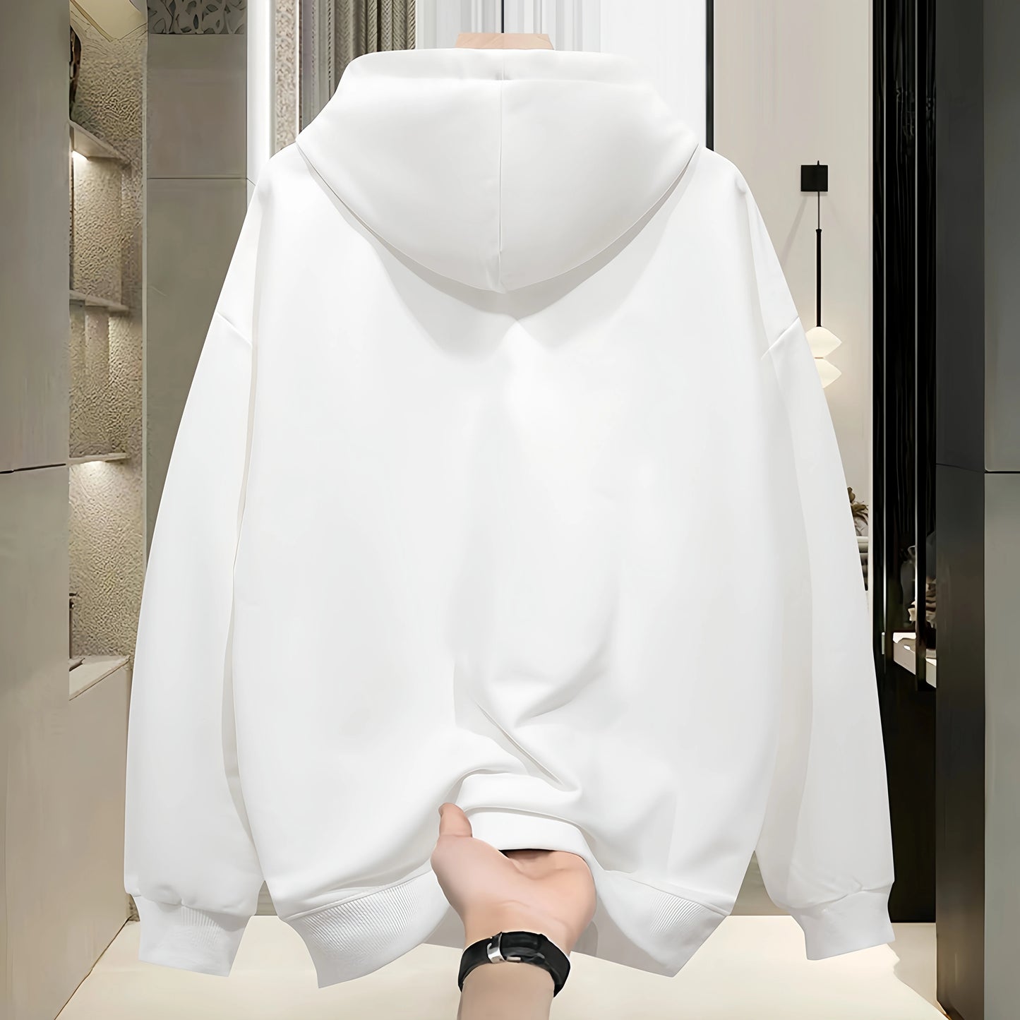 It is suitable for wearing inside and outside. T-shirts with hot and basic colors can be worn all year round.